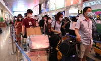 &apos;Rồng rắn&apos; xếp hàng về quê ở sân bay Tân Sơn Nhất sáng 27 Tết