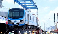 Cận cảnh bốc dỡ hai đoàn tàu cuối của tuyến Metro số 1 vừa cập cảng TPHCM