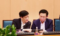 Bí thư Thành ủy Hà Nội Vương Đình Huệ (phải)