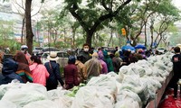 Người Hà Nội đội mưa &apos;giải cứu&apos; hàng chục tấn nông sản