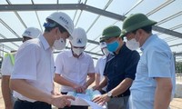 Thứ trưởng Bộ Xây dựng Lê Quang Hùng kiểm tra tiến độ xây dựng bệnh viện dã chiến tại phường Yên Sở.