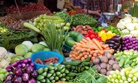 Rau xanh tăng giá tại nhiều chợ Hà Nội trong thời gian giãn cách.