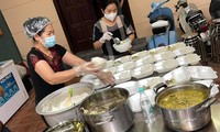 Những bếp ăn miễn phí &apos;đỏ lửa&apos; ngày đêm giúp người nghèo Hà Nội khi giãn cách
