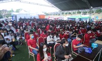 Hàng nghìn sinh viên đội mưa đến Sóng Festival