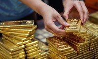 Giá vàng thế giới bất ngờ giảm mạnh, trong nước cao hơn gần 20 triệu đồng/lượng