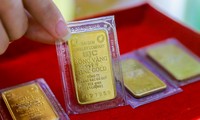 Giá vàng thế giới tăng sốc, giá vàng trong nước đứng im vì sao?