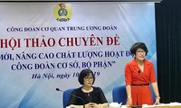 Chị Lê Hồng Hạnh, Chủ tịch Công đoàn cơ quan Trung ương Đoàn phát biểu tại Hội thảo