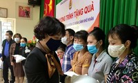 Chị Lê Hồng Hạnh, Chủ tịch Công đoàn cơ quan T.Ư Đoàn thăm và tặng quà người lao động khó khăn tại Cty CP May Vạn Xuân