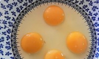 Khi đập quả trứng ra, bà Jan Long vô cùng ngạc nhiên vì nó có tận 4 lòng đỏ.