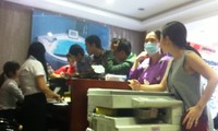 Ngày 15/12 nhiều người đến đặt cọc để tiêm vắc xin dịch vụ ở công ty CP vật tư tiêu hao y tế Sài Gòn. 
