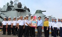 Anh Nguyễn Mạnh Dũng cùng cán bộ chiến sĩ Bộ tư lệnh Vùng 2 Hải quân