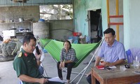 Lực lượng chức năng có mặt tại nhà anh Phạm Văn Lệ để nắm thông tin.