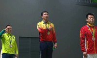 Hoàng Xuân Vinh xúc động khi quốc ca Việt Nam lần đầu tiên vang lên ở một lễ trao huy chương tại Olympic.