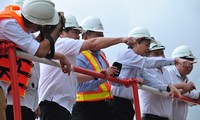 Chủ tịch UBND TPHCM Nguyễn Thành Phong thị sát dự án chống ngập 10 nghìn tỷ đồng. Ảnh: Quốc Ngọc
