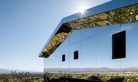 Ngôi nhà ốp kính đẹp như viên ngọc giữa sa mạc California
