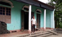 Ngôi nhà của ông Nguyễn Văn Văn đã làm từ năm 2005 nhưng gia đình ông Văn vẫn có tên trong danh sách nhận tiền hỗ trợ làm nhà năm 2009. Ảnh: Hoàng Lam