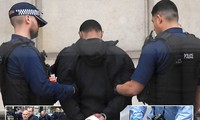 Nghi phạm âm mưu khủng bố bằng dao bị bắt chiều ngày 27/4 gần tòa nhà Quốc hội Anh. Ảnh: AFP