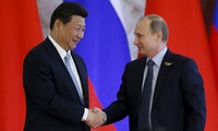 Chủ tịch Trung Quốc Tập Cận Bình và Tổng thống Nga Vladimir Putin bắt tay trong chuyến thăm Trung Quốc chính thức của ông Putin hồi tháng 6/2016. Ảnh: Reuters