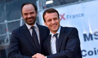Ông Macron bắt tay Philippe vào năm 2016 khi ông này còn là Thị trưởng thành phố Le Havre. Ảnh: AFP