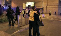 Những người may mắn sống sót ôm nhau an ủi bên ngoài sân vận động Manchester Arena. Ảnh: AP