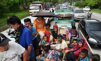 Người dân sơ tán khỏi thành phố Marawi. Ảnh: AFP
