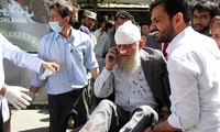 Một người đàn ông bị thương trong vụ đánh bom sáng 31/5 tại Afghanistan. Ảnh: Pajhwok Afghan News