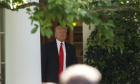 Tổng thống Donald Trump xuất hiện tại Vườn Hồng Nhà Trắng hôm nay, 1/6 và tuyên bố rút Mỹ khỏi Hiệp định Paris về chống biến đổi khí hậu. Ảnh: Reuters