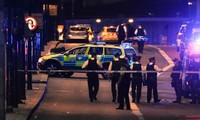Cảnh sát có mặt tại hiện trường vụ khủng bố tối 3/6 tại London. Ảnh: AFP