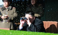 Chủ tịch Triều Tiên Kim Jong-un giám sát một cuộc tập trận hồi tháng 12/2016. Ảnh: KCNA