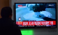 Người dân Hàn Quốc theo dõi tin tức về một vụ thử hạt nhân trước đây của Triều Tiên. Ảnh: AFP