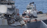 Tàu khu trục Mỹ hỏng nặng sau cú đâm tàu chở container. Ảnh: AFP