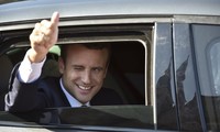 Tổng thống Emmanuel Macron rời nhà đến điểm bỏ phiếu hôm qua, 18/6. Ảnh: AFP