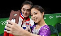 Hai vận động viện thể dục dụng cụ của Hàn Quốc và Triều Tiên chụp ảnh chung tại Thế vận hội Olympic Rio 2016. Ảnh: Reuters