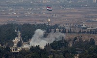 Khói bốc lên từ một căn cứ quân sự của Syria gần cao nguyên Goland của Israel hôm 29/8/2014. Ảnh: Reuters