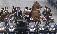 Tổng thống Pháp Emmanuel Macron diễu hành hôm 14/5 sau lễ nhậm chức. Ảnh: AFP