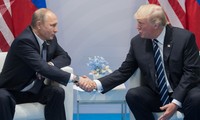 Tổng thống Putin và Tổng thống Trump bắt tay trong cuộc gặp với báo giới trước thềm cuộc họp được cho là có khả năng "định hình thế giới". Ảnh: Sputnik