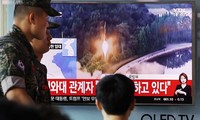 Người dân Hàn Quốc theo dõi thông tin về việc thử tên lửa của Triều Tiên. Ảnh: Getty Image