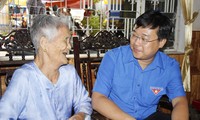 Bí thư thứ nhất TƯ Đoàn Lê Quốc Phong thăm các Mẹ Việt Nam anh hùng