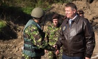 Tổng thống Romania Klaus Iohannis đến thăm trường bắn Cincu. Ảnh: Romania Journal