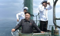 Chủ tịch Triều Tiên Kim Jong-un khảo sát một tàu ngầm của quân đội nước này. Ảnh: KCNA