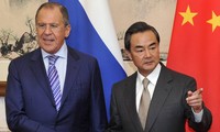 Bộ trưởng Ngoại giao Nga Sergey Lavrov và Bộ trưởng Ngoại giao Trung Quốc Vương Nghị. Ảnh: AFP