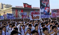 Hàng ngàn người dân Triều Tiên được huy động tập trung trên quảng trường Kim Nhật Thành ở Bình Nhưỡng ngày 9/8 để phản đối các biện pháp trừng phạt mới của Liên Hợp quốc. Ảnh: Jon Chol Jin 