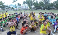 Các cầu thủ nhí vui vẻ giao lưu với các bạn ở làng trẻ SOS. Ảnh: Giang Thanh