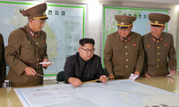 Bức ảnh được cơ quan thông tấn trung ương Triều Tiên (KCNA) công bố hôm nay, 15/8 cho thấy Chủ tịch Triều Tiên Kim Jong-un xem xét tấm bản đồ có tên "Kế hoạch khai hỏa của Lực lượng Chiến lược". Ảnh: KCNA