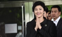 Cựu Thủ tướng Thái Lan Yingluck Shinawatra chào những người ủng hộ tại Bangkok hôm 21/7. Ảnh: AFP