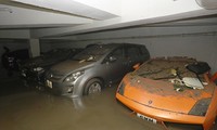 Siêu xe Lamborghini ngập trong rác thải, bùn đất và nước biển tại hầm đỗ xe của khu chung cư Heng Fa Chuen. Ảnh: SMCP.