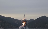 Triều Tiên phóng thử tên lửa đạn đạo từ tàu ngầm hôm 23/4/2016. Ảnh: KCNA