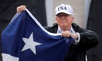 Tổng thống Trump vẫy lá cờ của bang Texas khi đến thăm bang này vào ngày 29/8. Ảnh: Reuters