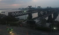 Cầu bắc qua sông Yalu, nối giữa Dan Dong (Trung Quốc) với Triều Tiên. Ảnh: BBC