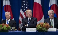 Tổng thống Mỹ Donald Trump (giữa) cùng Phó Tổng thống Mike Pence (trái) và Ngoại trưởng Rex Tillerson (phải) lắng nghe một bài phát biểu trước bữa tiệc trưa với các đại diện Nhật Bản và Hàn Quốc. Ảnh: AFP